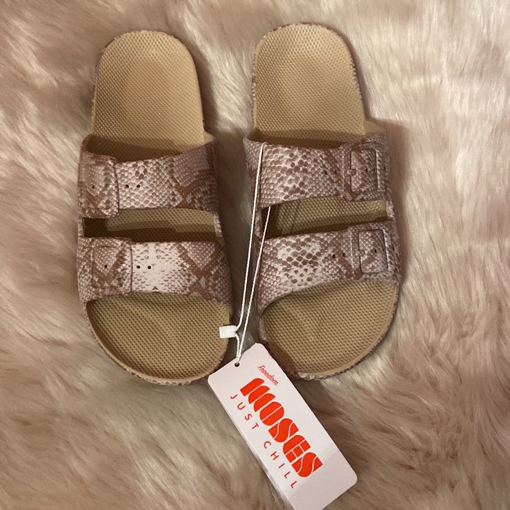 NWT Freedom Moses Viper Sands Slides sz 7/8 and 8/9 - Picture 2 of 14